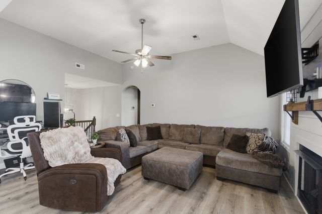 1305 Sussex Dr, Clarksville, TN 37042