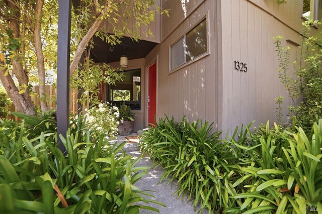 1325 Crofton Ct, Healdsburg, CA 95448