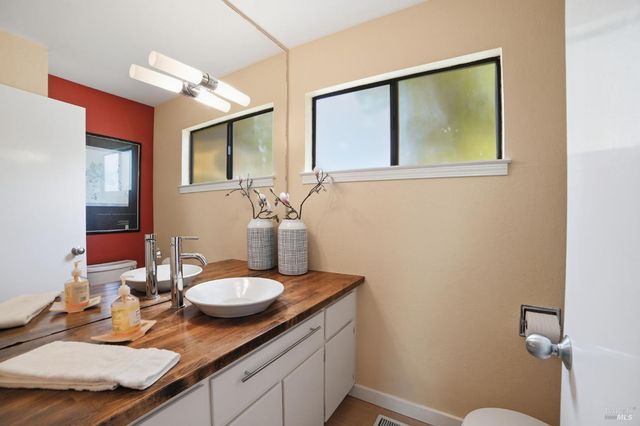 1325 Crofton Ct, Healdsburg, CA 95448