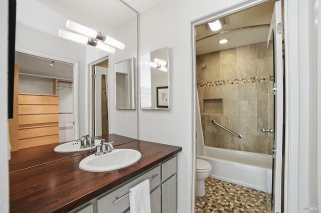 1325 Crofton Ct, Healdsburg, CA 95448