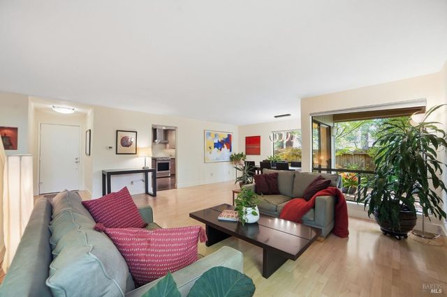 1325 Crofton Ct, Healdsburg, CA 95448