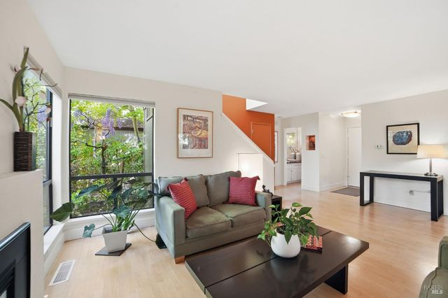 1325 Crofton Ct, Healdsburg, CA 95448