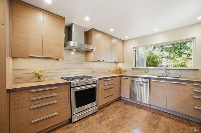 1325 Crofton Ct, Healdsburg, CA 95448