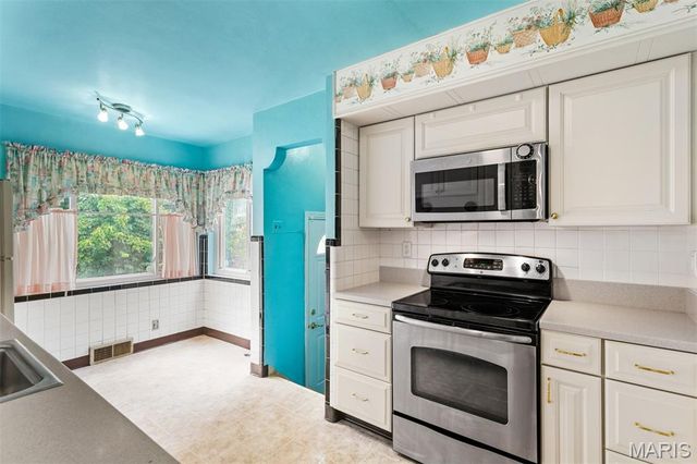 527 Sunningwell Drive, Webster Groves, MO 63119