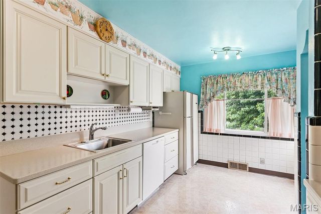 527 Sunningwell Drive, Webster Groves, MO 63119