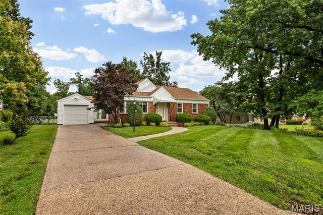527 Sunningwell Drive, Webster Groves, MO 63119