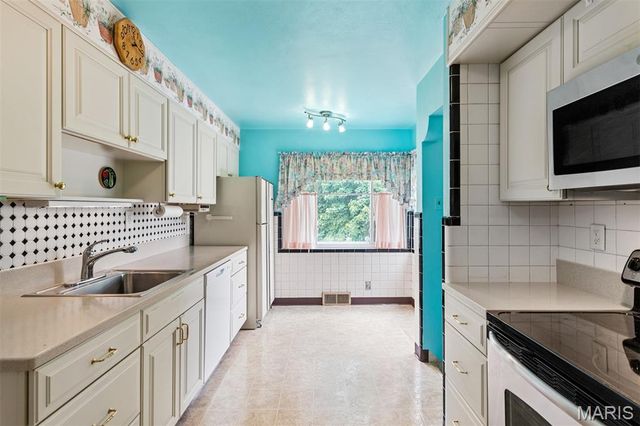 527 Sunningwell Drive, Webster Groves, MO 63119