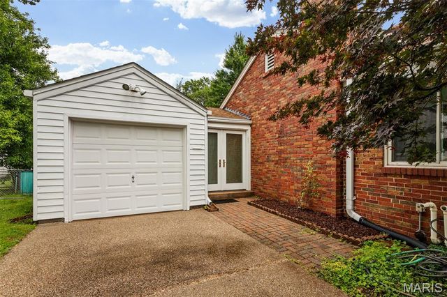 527 Sunningwell Drive, Webster Groves, MO 63119