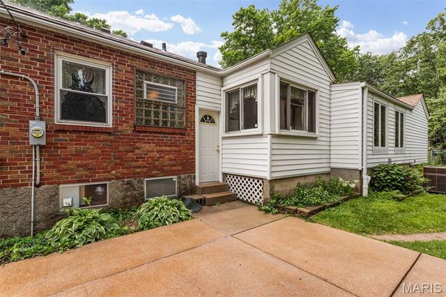 527 Sunningwell Drive, Webster Groves, MO 63119