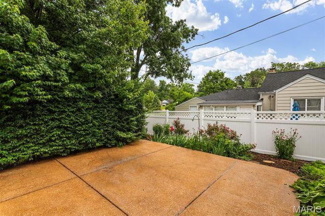 527 Sunningwell Drive, Webster Groves, MO 63119