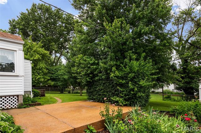 527 Sunningwell Drive, Webster Groves, MO 63119