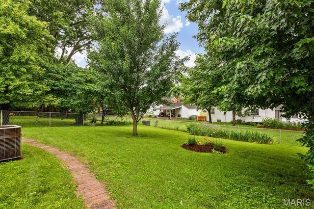 527 Sunningwell Drive, Webster Groves, MO 63119