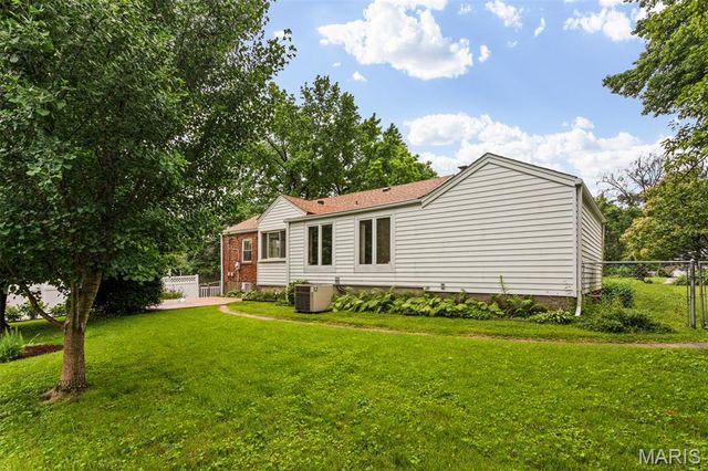 527 Sunningwell Drive, Webster Groves, MO 63119