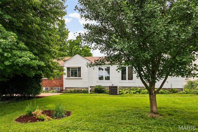 527 Sunningwell Drive, Webster Groves, MO 63119