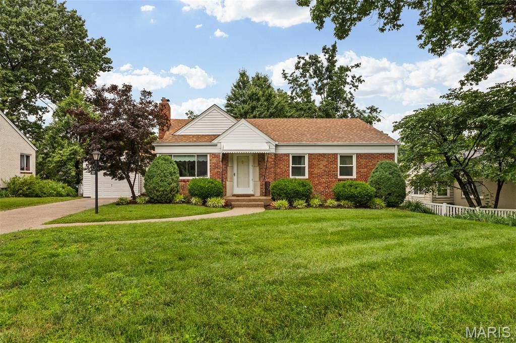 527 Sunningwell Drive, Webster Groves, MO 63119