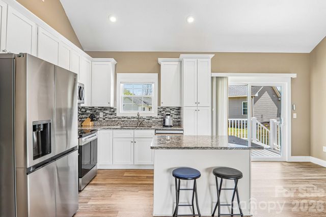 464 Riverwind Drive, Hendersonville, NC 28739