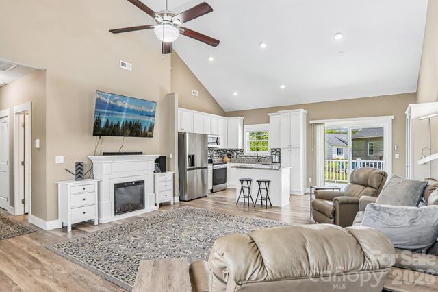 464 Riverwind Drive, Hendersonville, NC 28739
