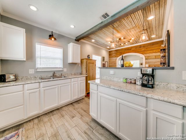 1402 WYOMING ST, San Antonio, TX 78203