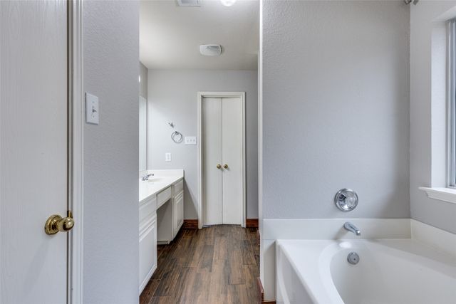 661 Mistymoor Lane, Fort Worth, TX 76052