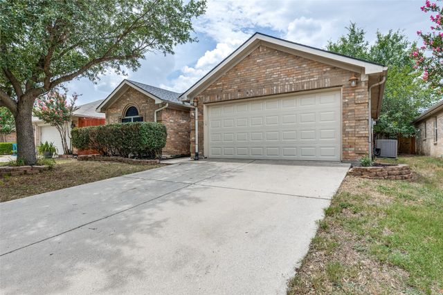 661 Mistymoor Lane, Fort Worth, TX 76052