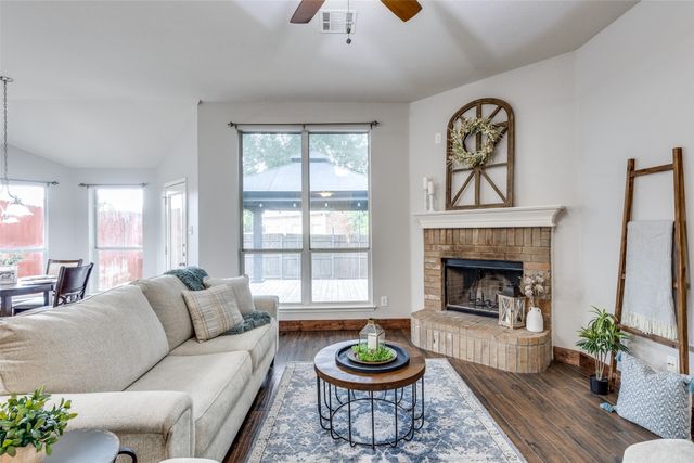661 Mistymoor Lane, Fort Worth, TX 76052