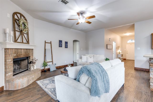 661 Mistymoor Lane, Fort Worth, TX 76052