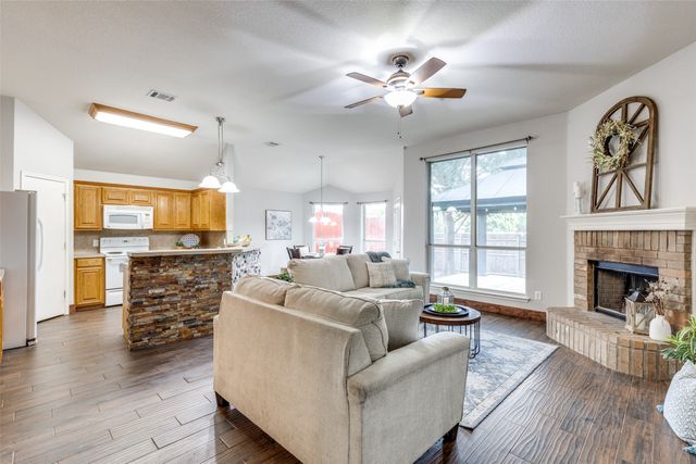 661 Mistymoor Lane, Fort Worth, TX 76052