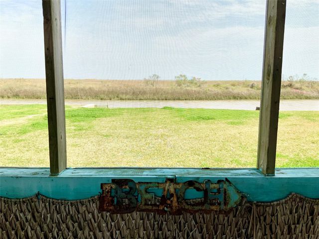 1476 Mabry Street, Gilchrist, TX 77617