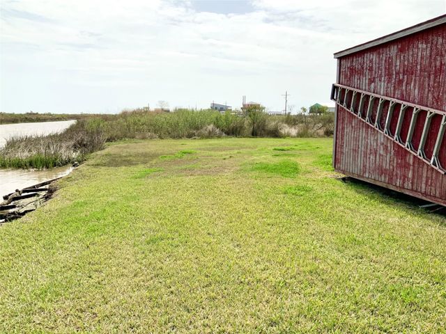 1476 Mabry Street, Gilchrist, TX 77617