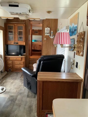 1476 Mabry Street, Gilchrist, TX 77617