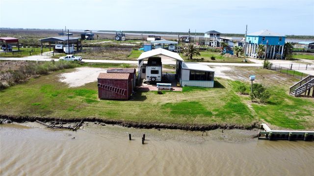 1476 Mabry Street, Gilchrist, TX 77617