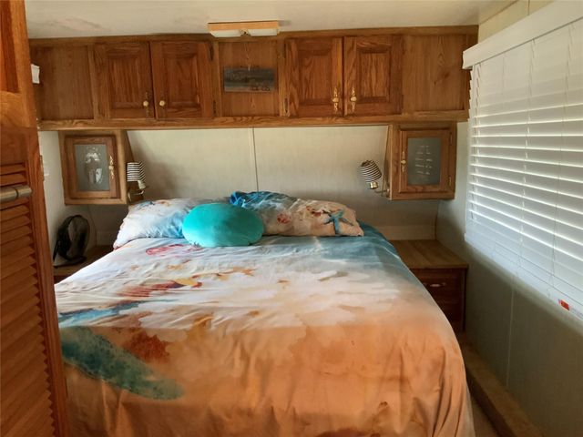 1476 Mabry Street, Gilchrist, TX 77617