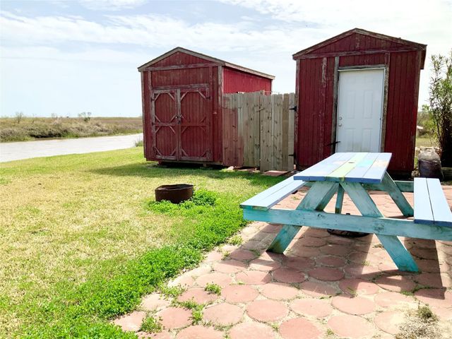 1476 Mabry Street, Gilchrist, TX 77617