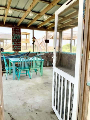 1476 Mabry Street, Gilchrist, TX 77617