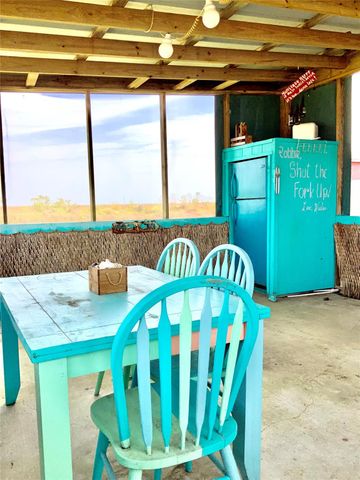 1476 Mabry Street, Gilchrist, TX 77617