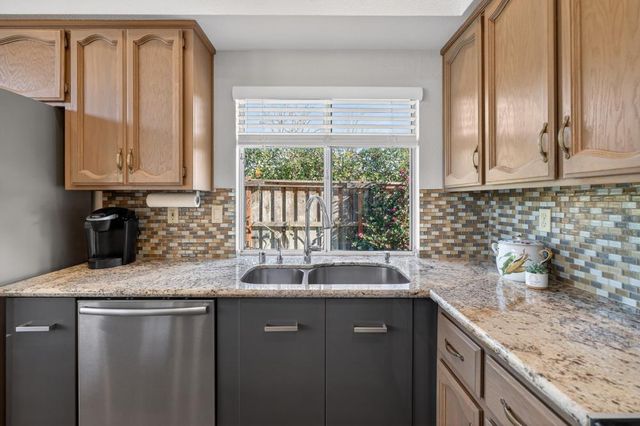 7437 Grenfell Ct, Elk Grove, CA 95758