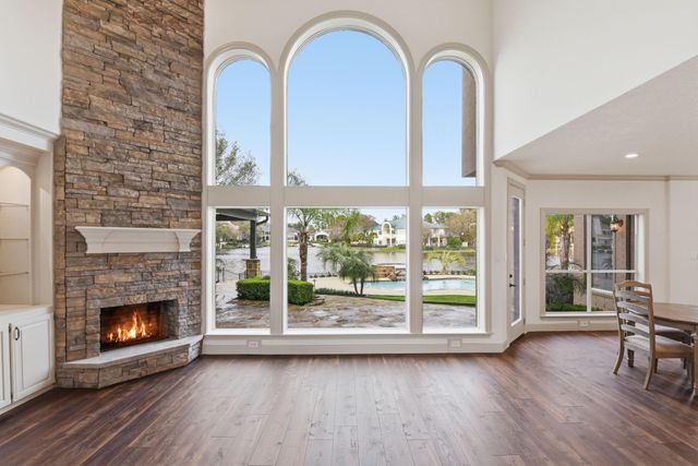 27 Pleasure Cove Drive, The Woodlands, TX 77381