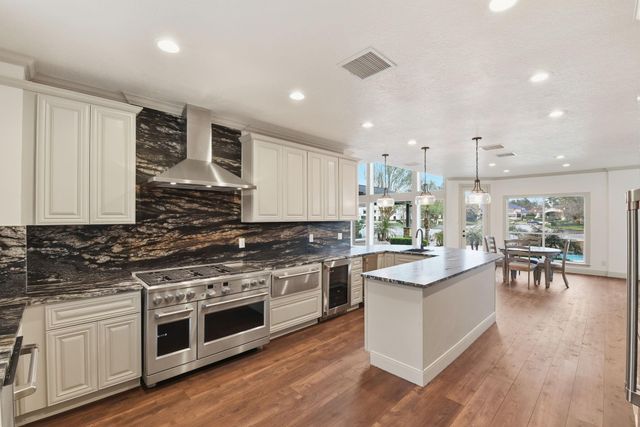 27 Pleasure Cove Drive, The Woodlands, TX 77381