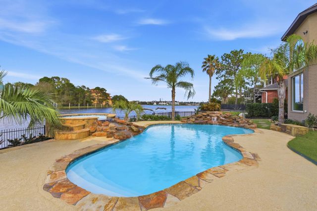 27 Pleasure Cove Drive, The Woodlands, TX 77381