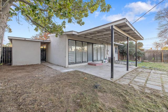 1138 W Lansing Way, Fresno, CA 93705