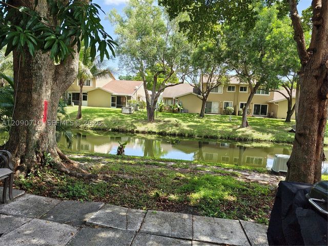 40 Pleasant Hill Ln 40, Tamarac, FL 33319