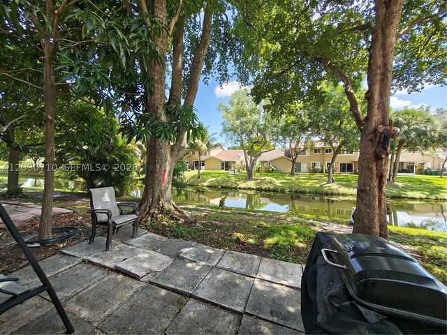 40 Pleasant Hill Ln 40, Tamarac, FL 33319
