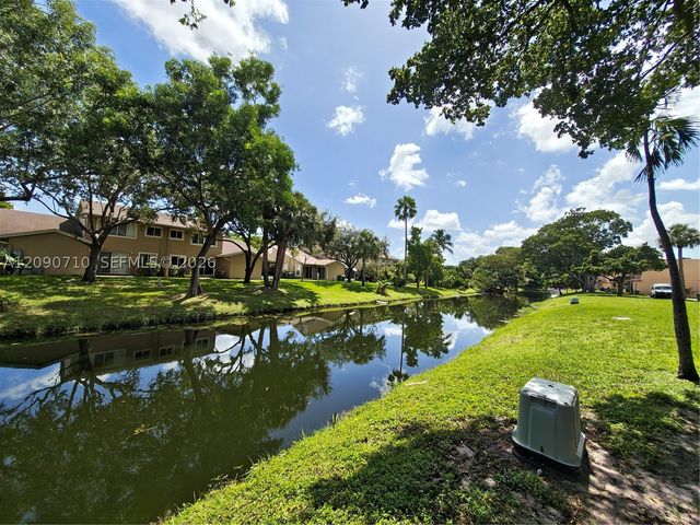 40 Pleasant Hill Ln 40, Tamarac, FL 33319