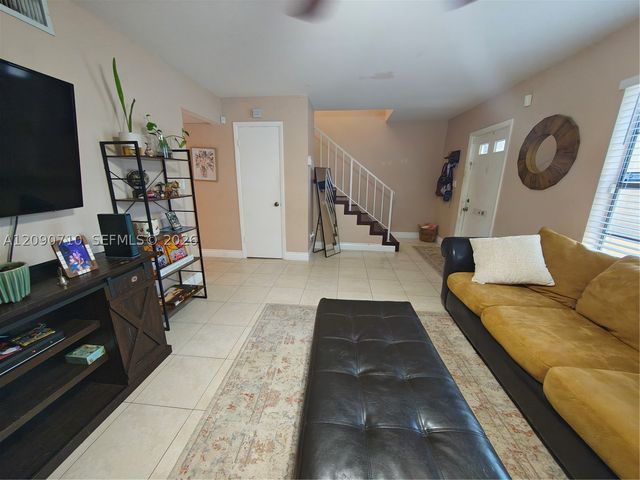 40 Pleasant Hill Ln 40, Tamarac, FL 33319