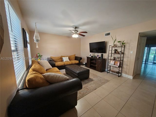 40 Pleasant Hill Ln 40, Tamarac, FL 33319