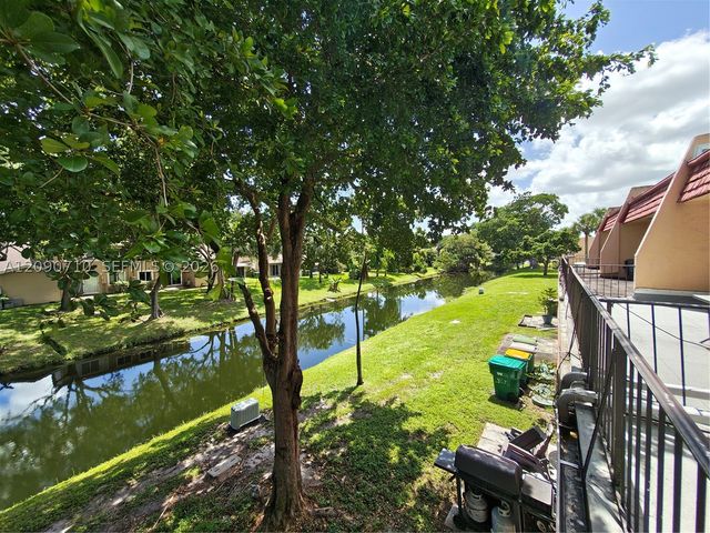 40 Pleasant Hill Ln 40, Tamarac, FL 33319