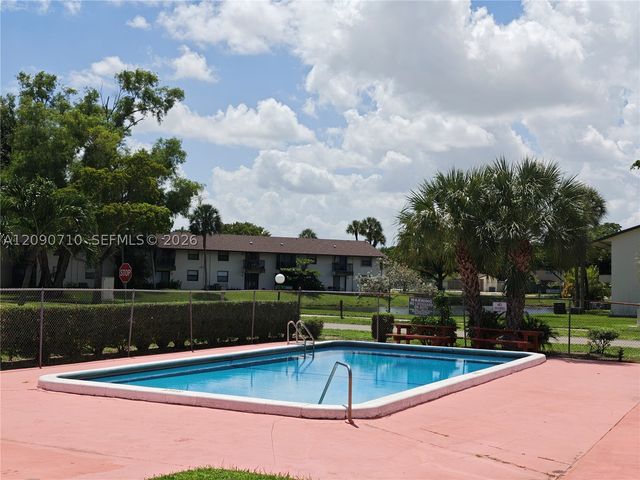 40 Pleasant Hill Ln 40, Tamarac, FL 33319