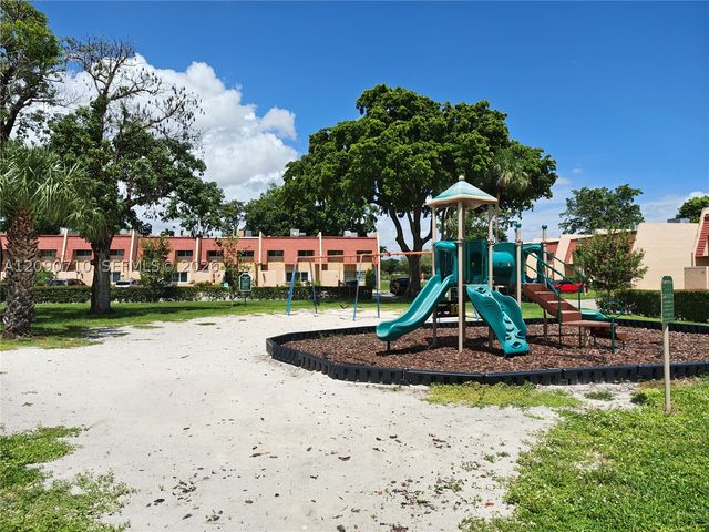 40 Pleasant Hill Ln 40, Tamarac, FL 33319