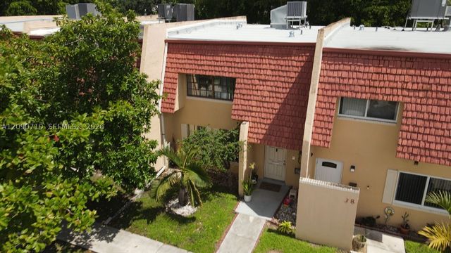 40 Pleasant Hill Ln 40, Tamarac, FL 33319