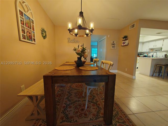 40 Pleasant Hill Ln 40, Tamarac, FL 33319
